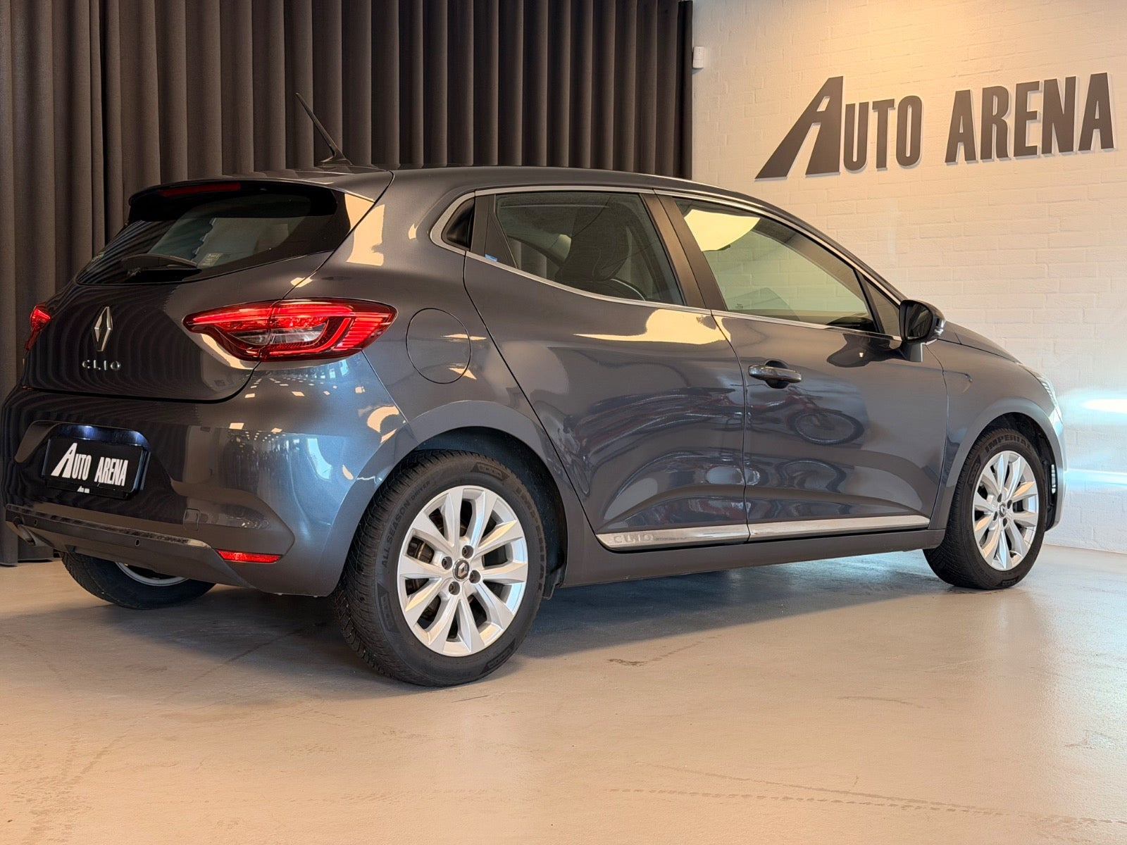 Grå Renault Clio V fra 2019