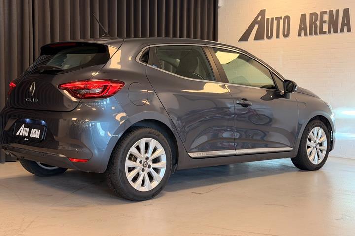 Grå Renault Clio V fra 2019