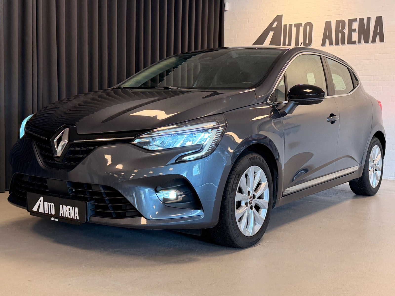Grå Renault Clio V fra 2019