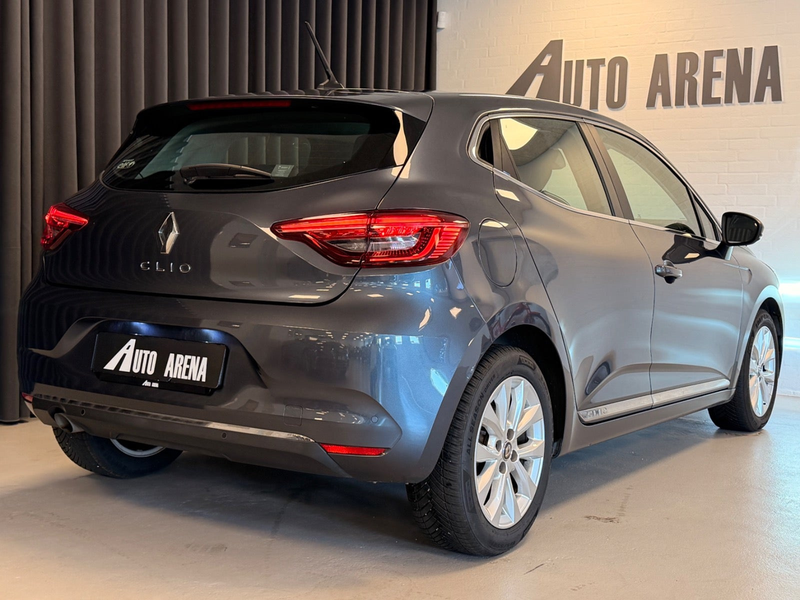 Grå Renault Clio V fra 2019