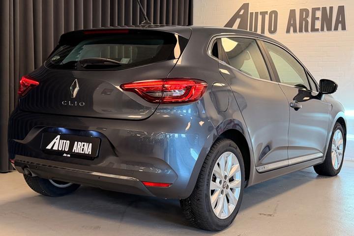 Grå Renault Clio V fra 2019