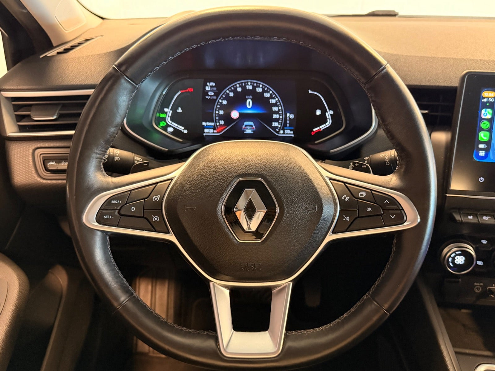 Grå Renault Clio V fra 2019