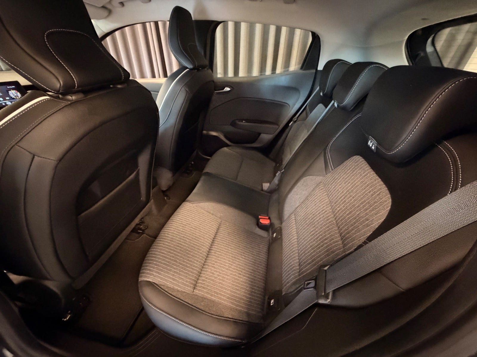 Grå Renault Clio V fra 2019
