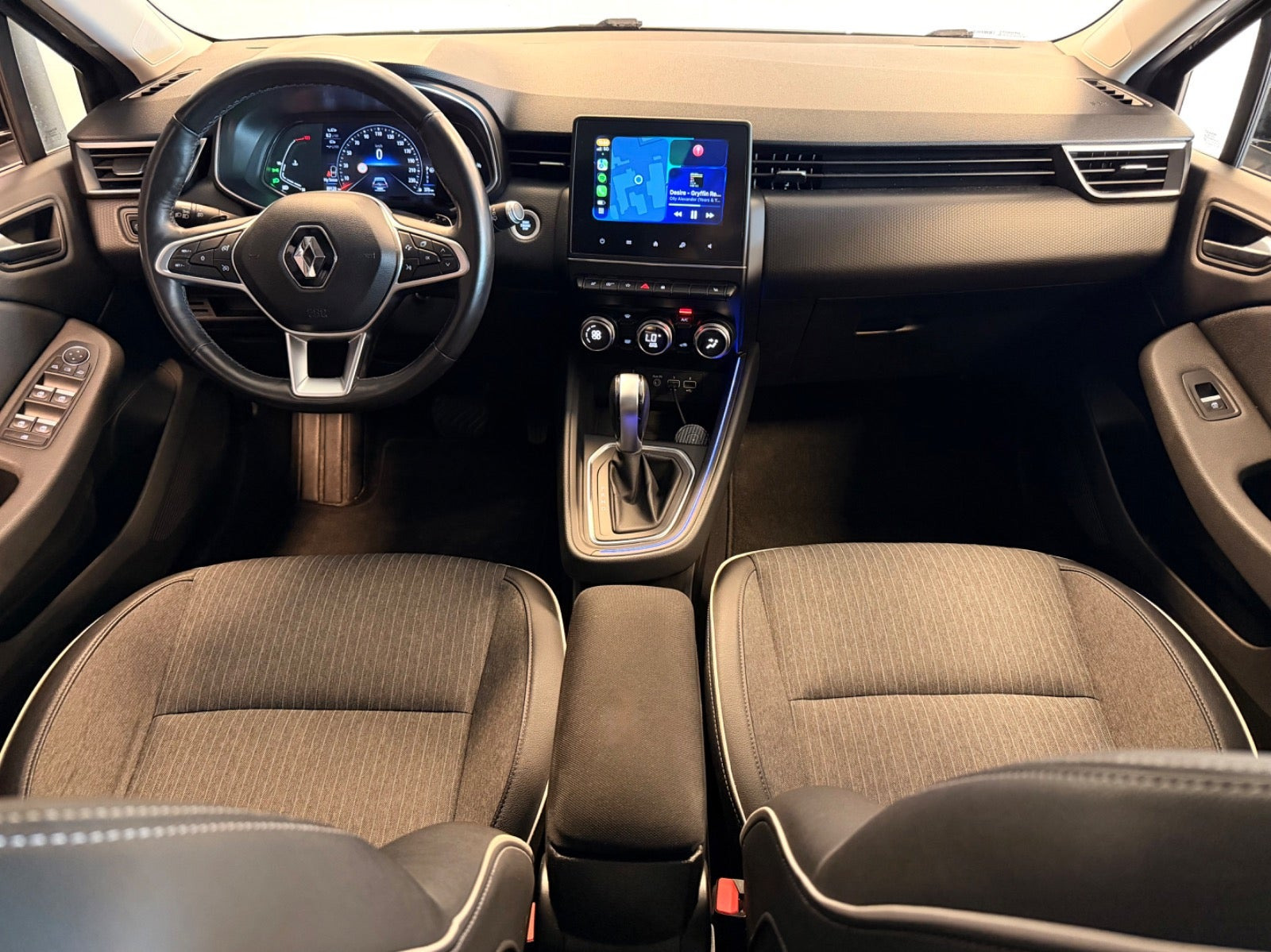 Grå Renault Clio V fra 2019