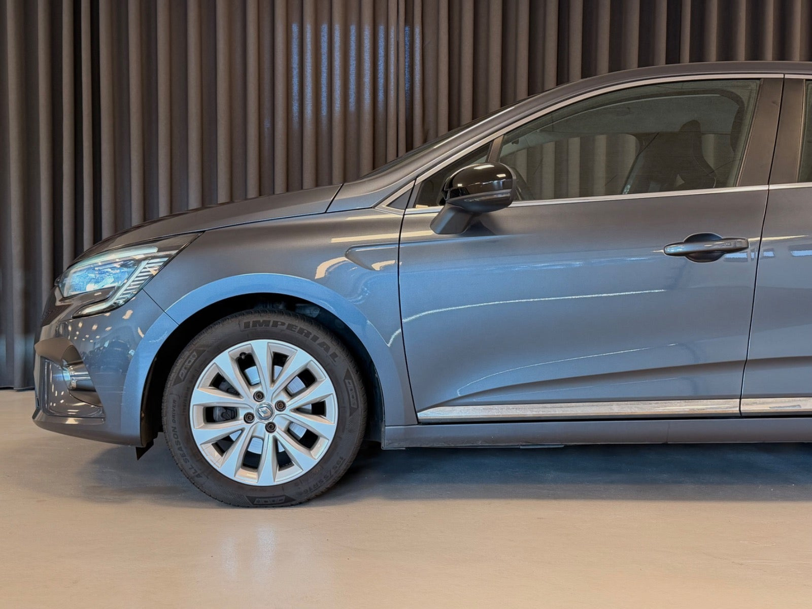 Grå Renault Clio V fra 2019