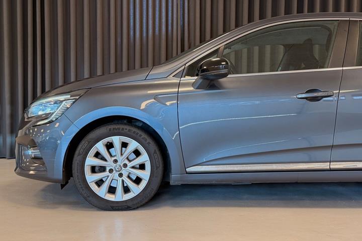 Grå Renault Clio V fra 2019