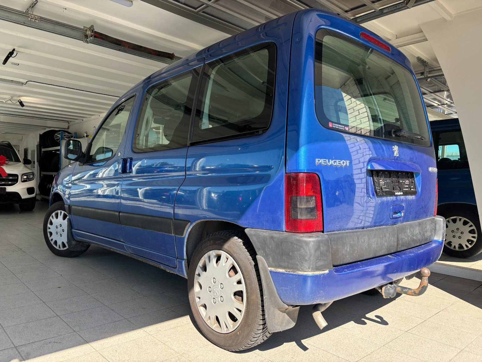 Blå Peugeot Partner fra 2004