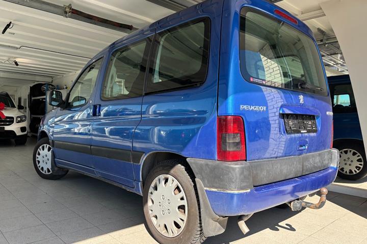 Blå Peugeot Partner fra 2004