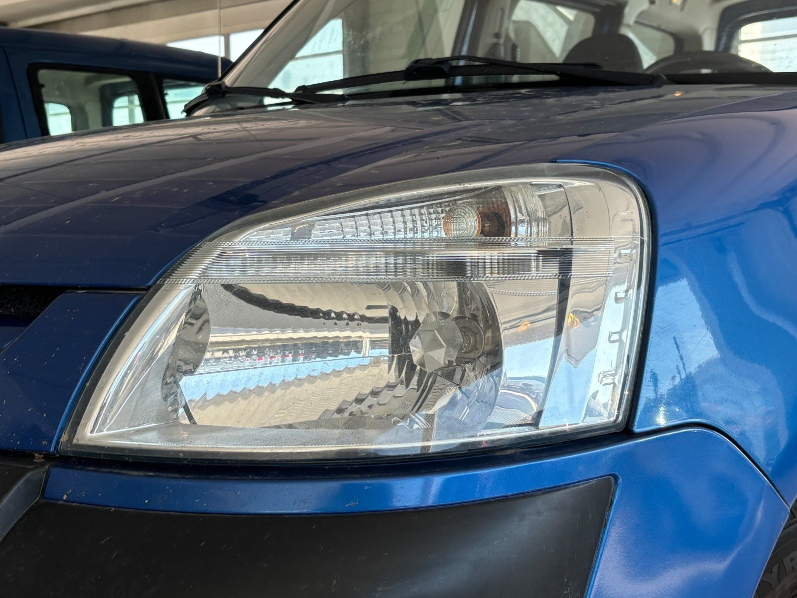 Blå Peugeot Partner fra 2004