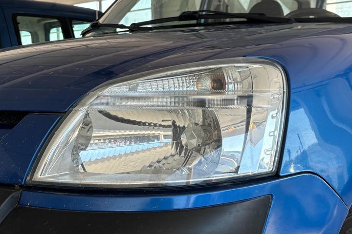 Blå Peugeot Partner fra 2004