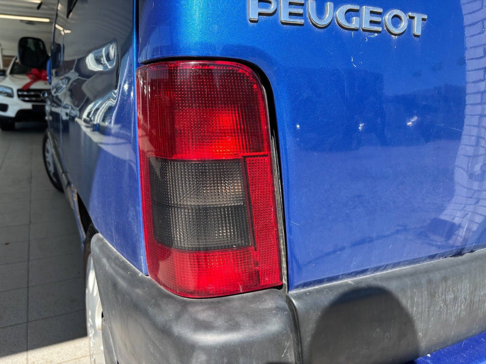 Blå Peugeot Partner fra 2004