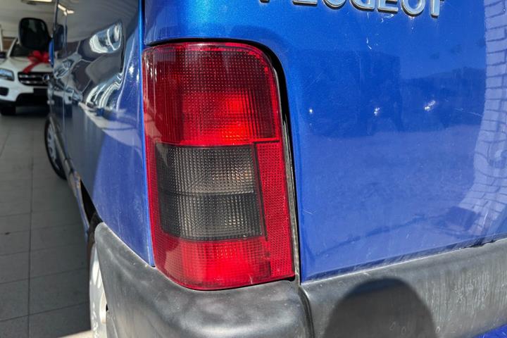 Blå Peugeot Partner fra 2004