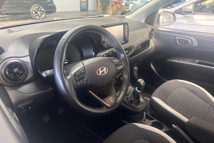 Hvid Hyundai i10 fra 2024