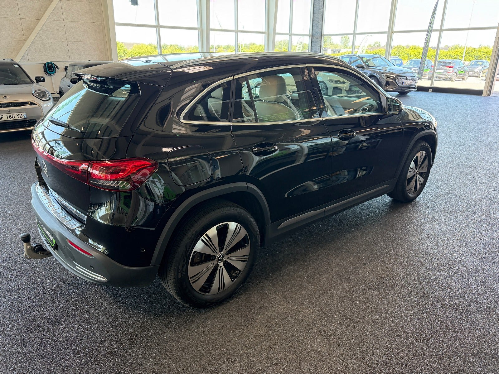 Sort Mercedes EQA250+ fra 2023