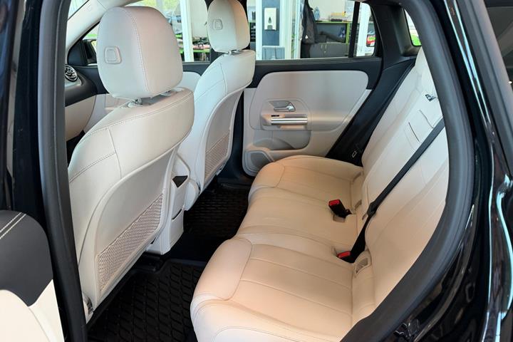 Sort Mercedes EQA250+ fra 2023