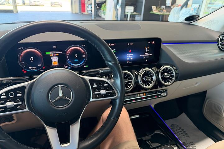 Sort Mercedes EQA250+ fra 2023