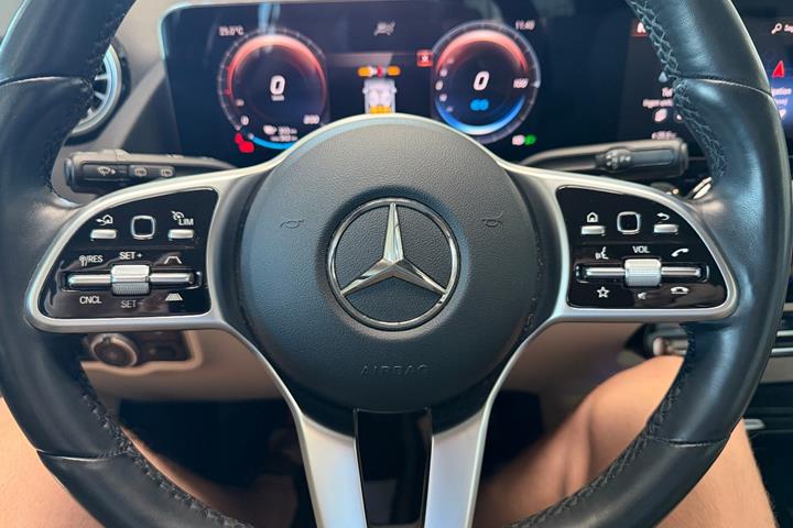 Sort Mercedes EQA250+ fra 2023