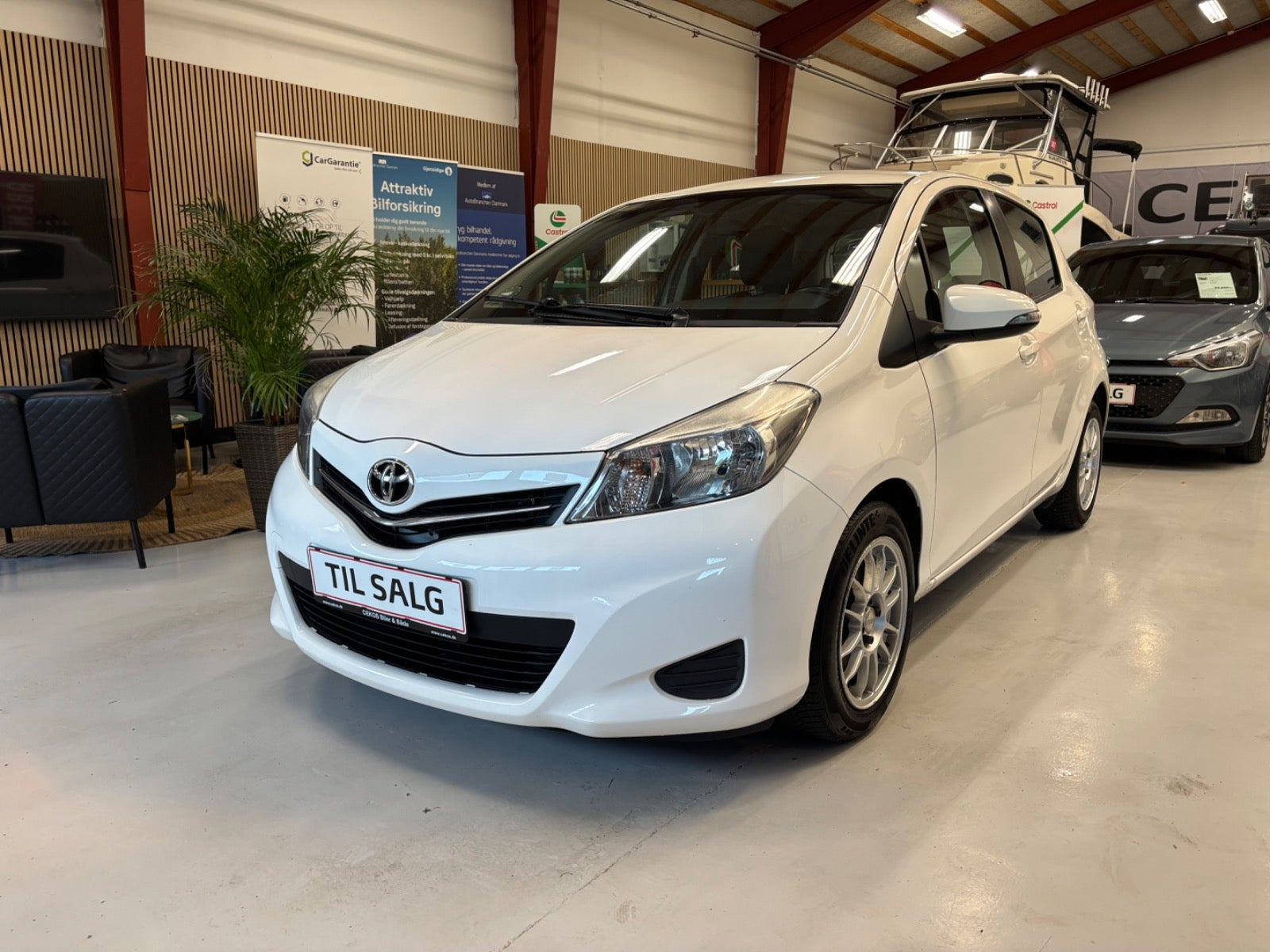 Hvid Toyota Yaris fra 2011