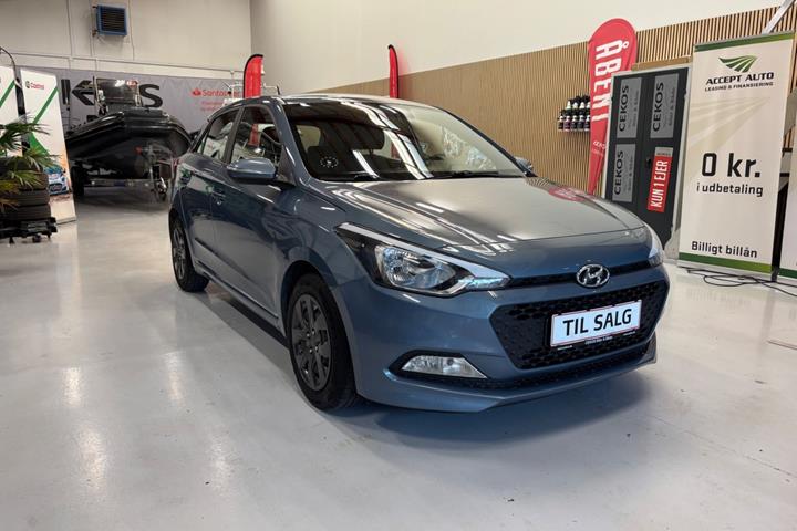 Blå Hyundai i20 fra 2017