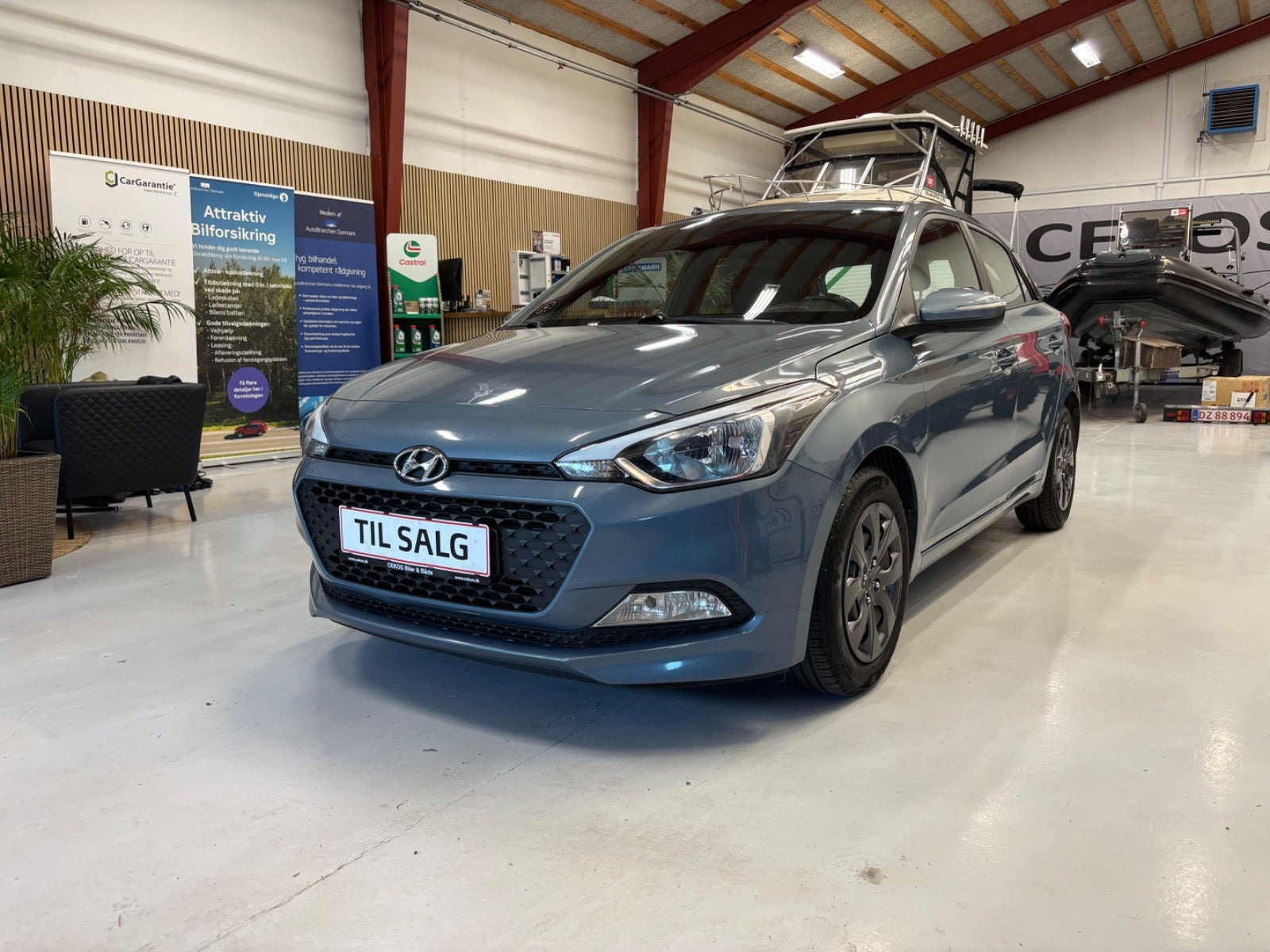 Blå Hyundai i20 fra 2017