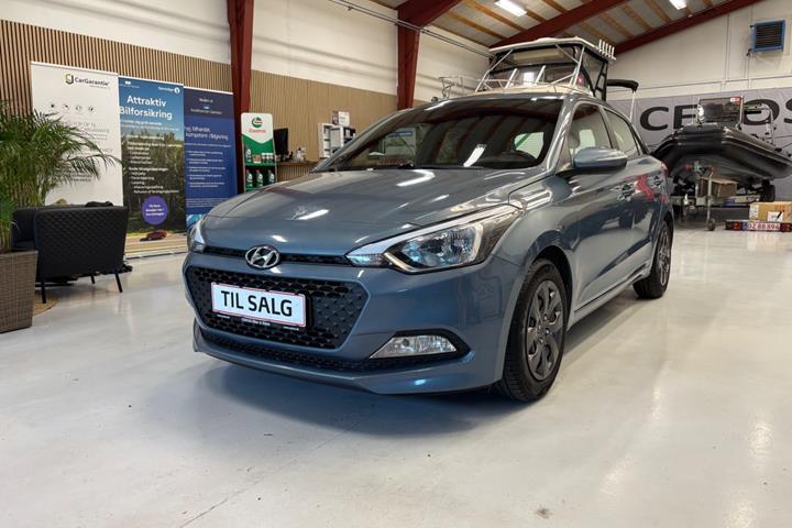 Blå Hyundai i20 fra 2017
