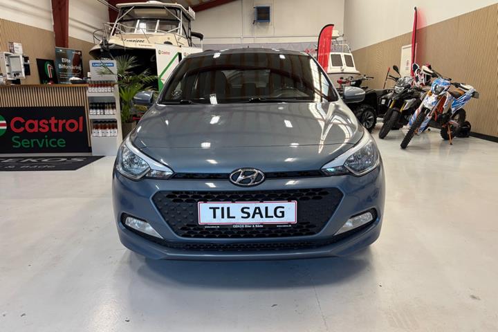 Blå Hyundai i20 fra 2017