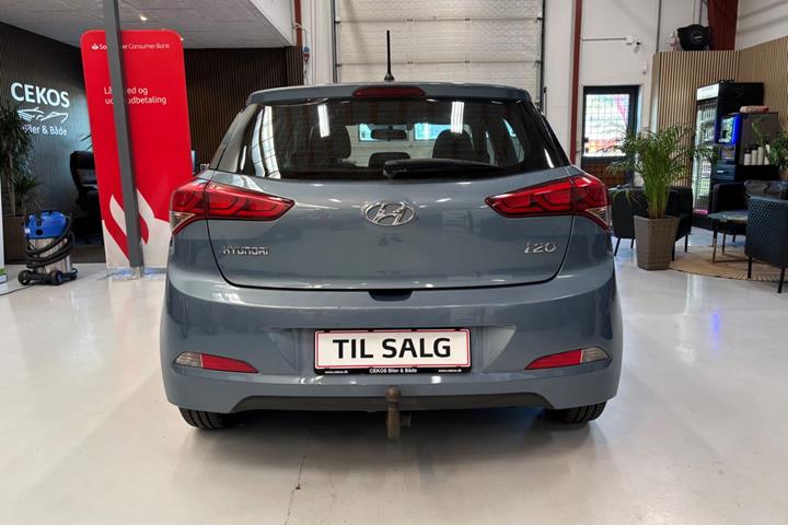 Blå Hyundai i20 fra 2017