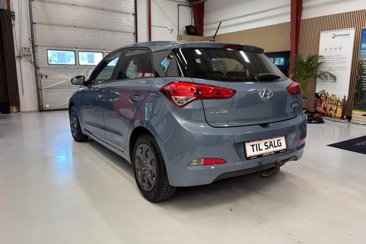 Blå Hyundai i20 fra 2017