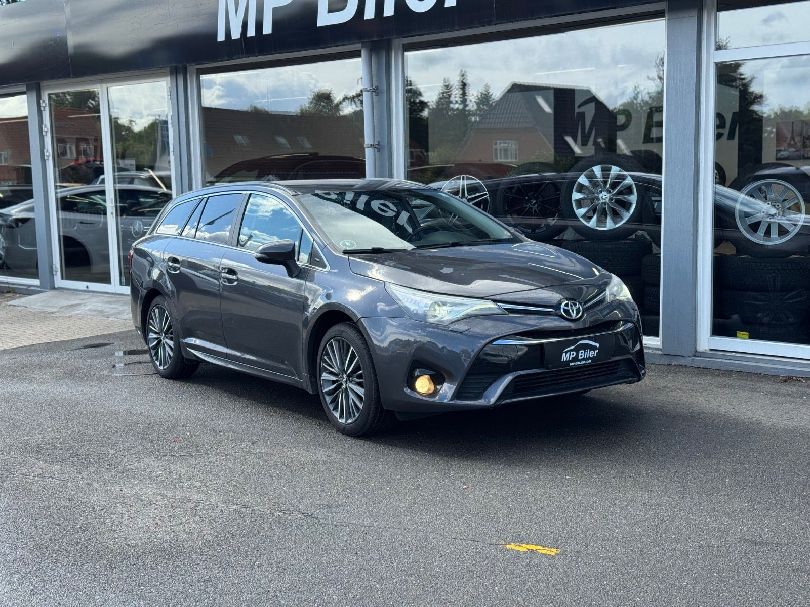 Grå Toyota Avensis fra 2017