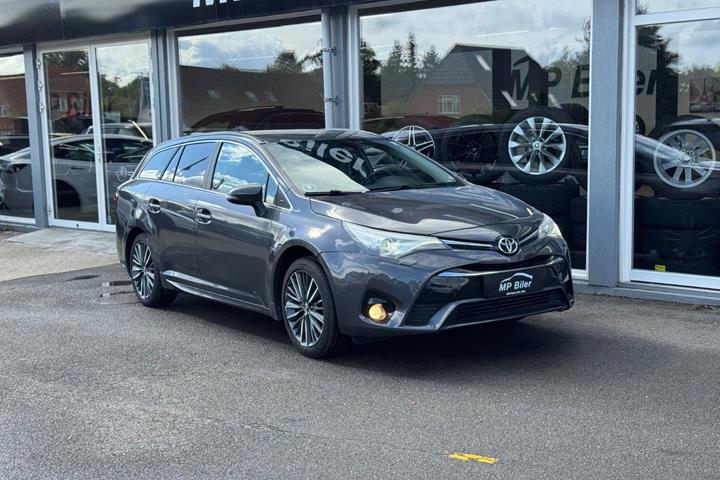 Grå Toyota Avensis fra 2017