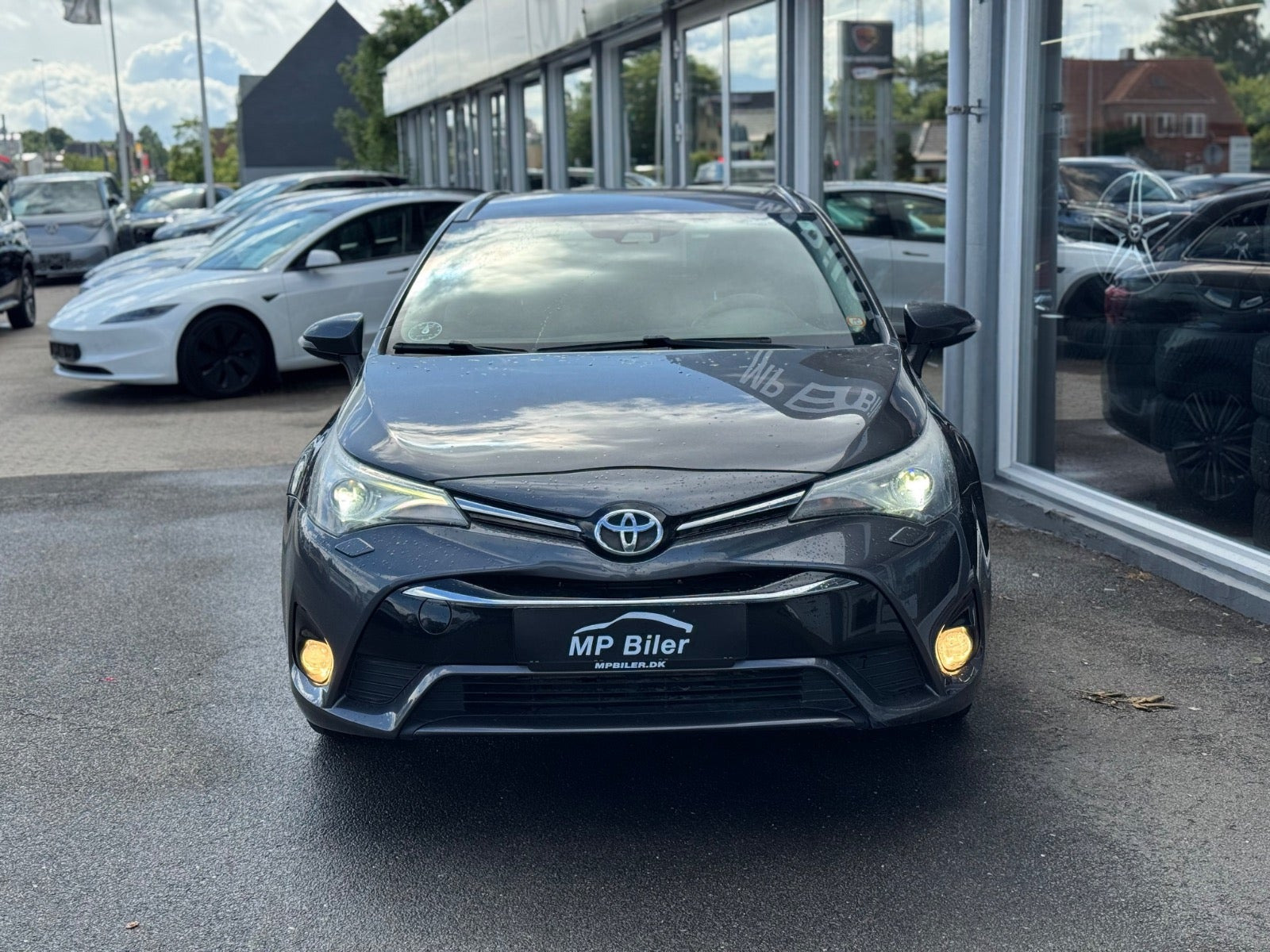 Grå Toyota Avensis fra 2017