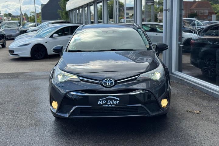 Grå Toyota Avensis fra 2017