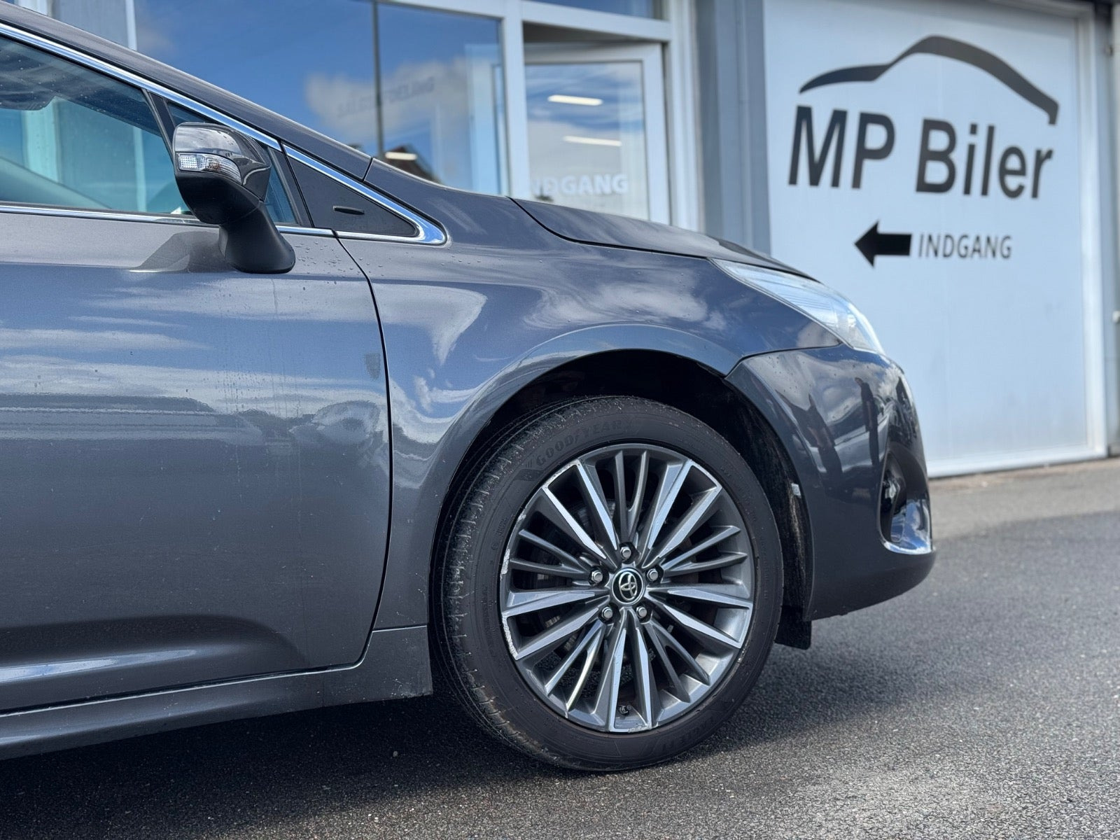 Grå Toyota Avensis fra 2017