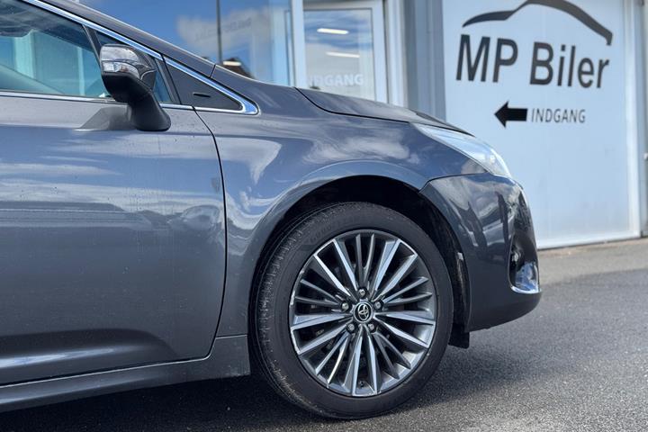 Grå Toyota Avensis fra 2017