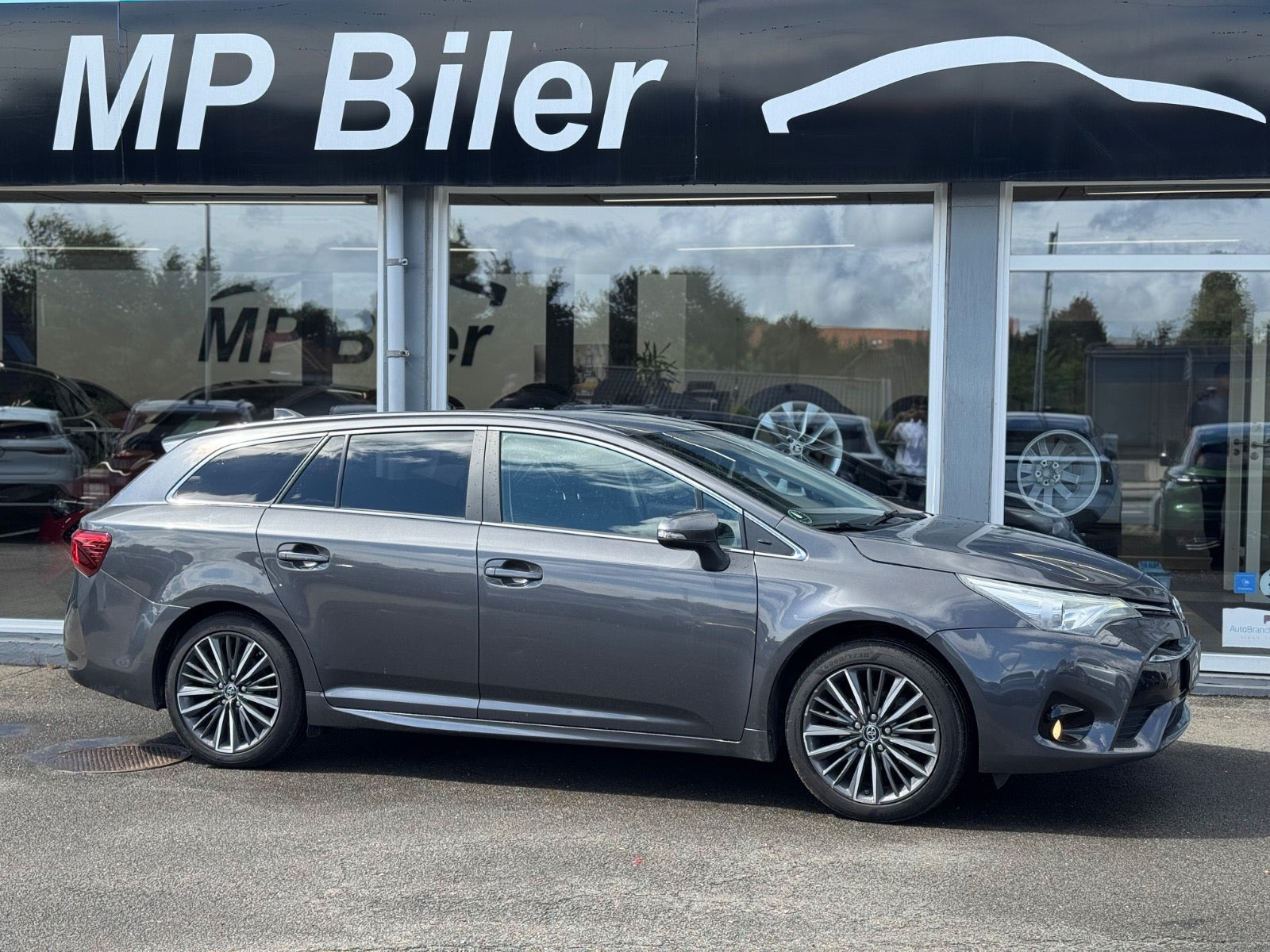 Grå Toyota Avensis fra 2017