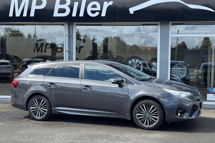 Grå Toyota Avensis fra 2017