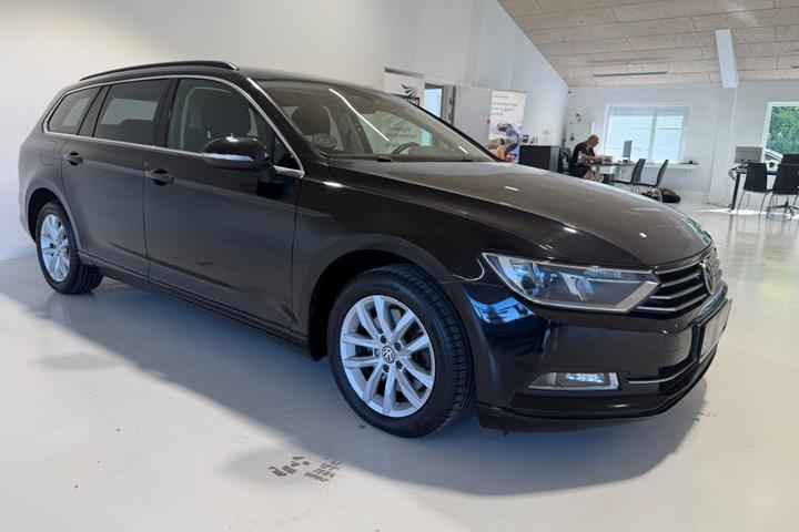 Sort VW Passat fra 2016