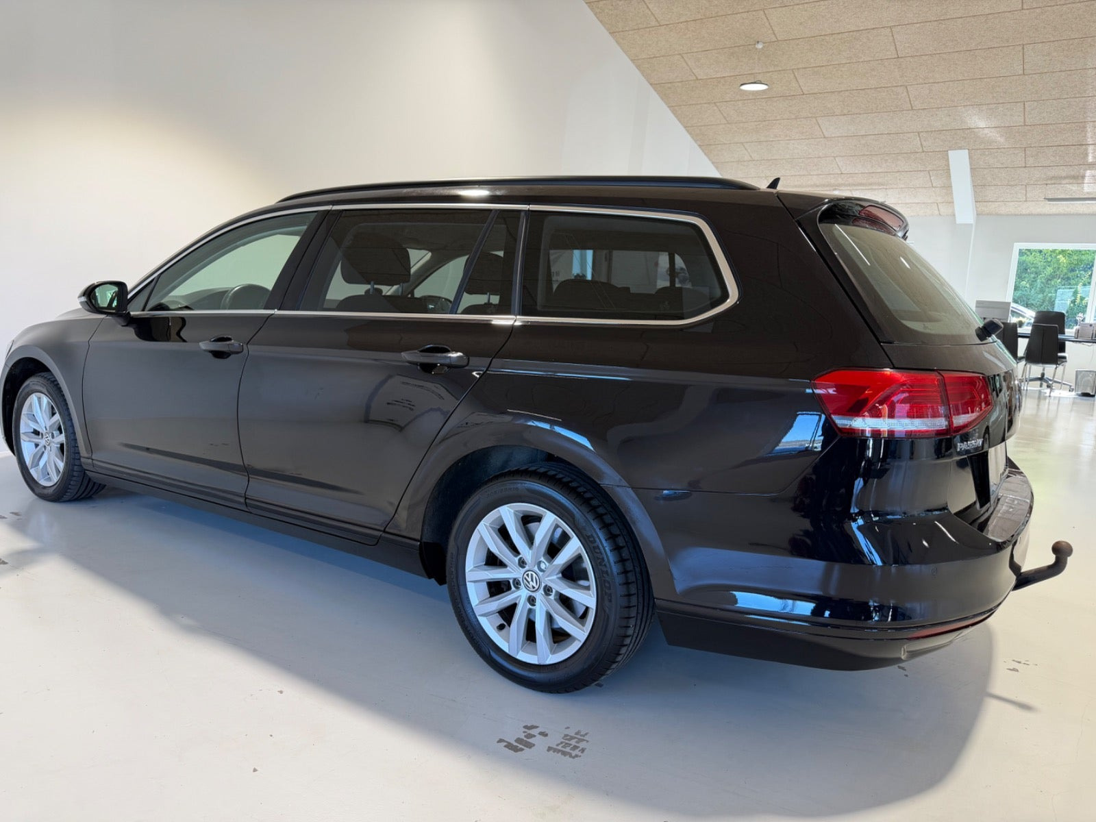 Sort VW Passat fra 2016
