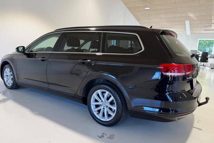 Sort VW Passat fra 2016