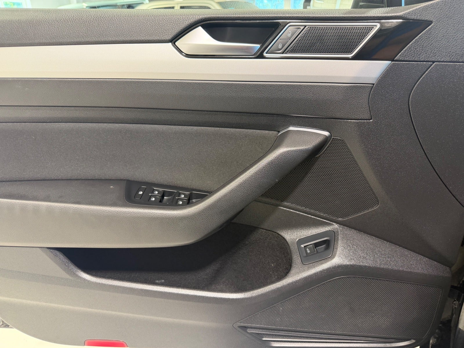 Sort VW Passat fra 2016