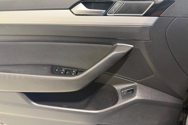 Sort VW Passat fra 2016