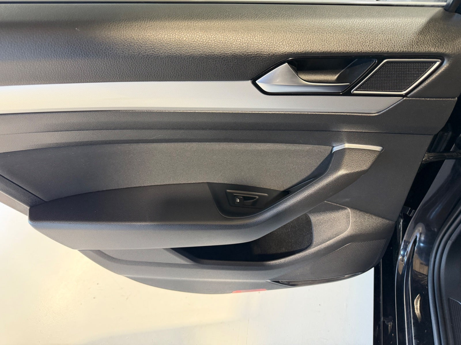 Sort VW Passat fra 2016