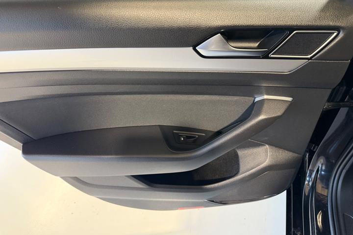 Sort VW Passat fra 2016