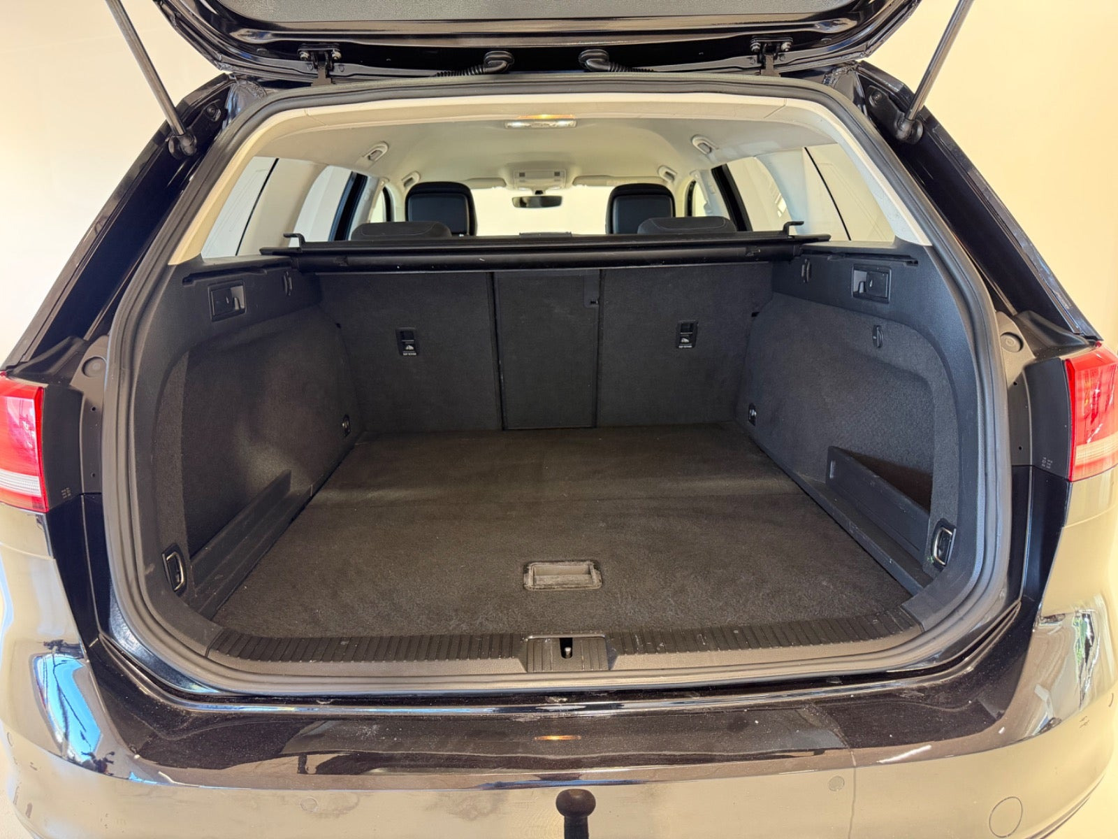 Sort VW Passat fra 2016