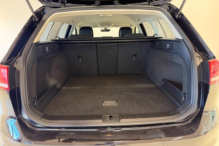 Sort VW Passat fra 2016