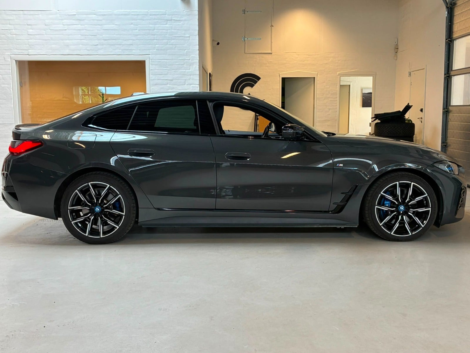 Grå BMW i4 fra 2022