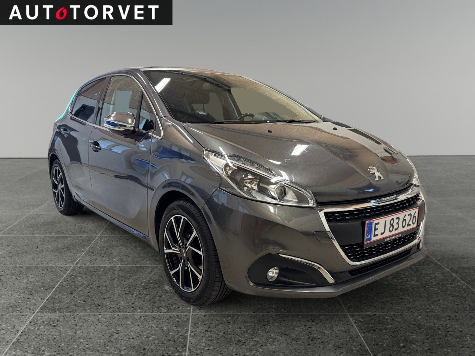Grå Peugeot 208 fra 2019