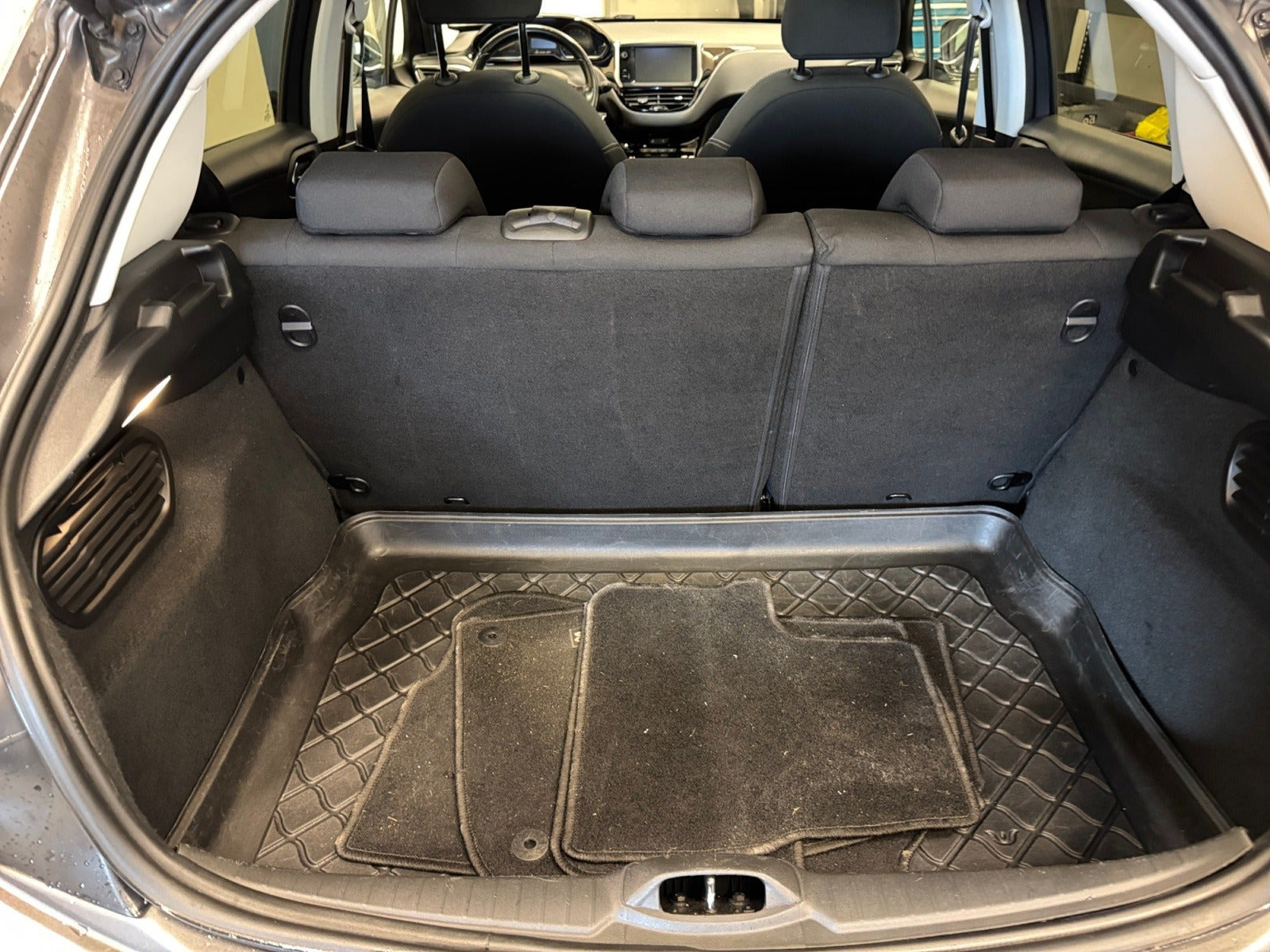 Grå Peugeot 208 fra 2019