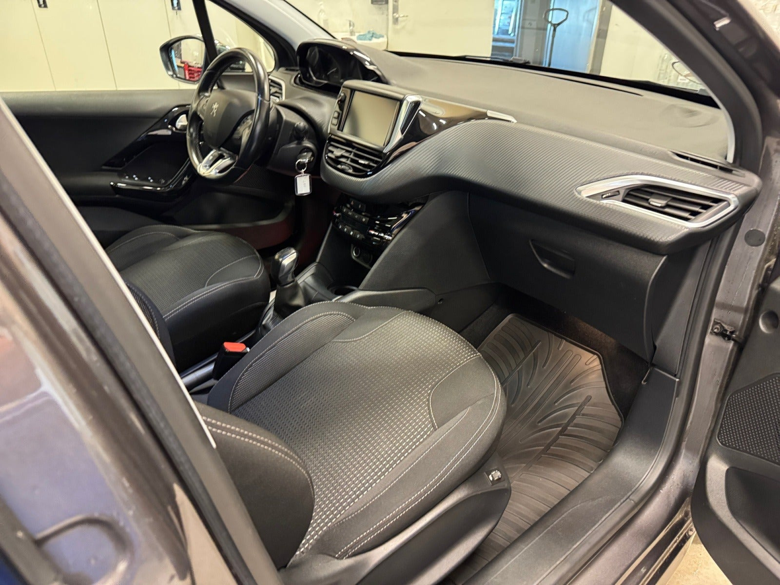 Grå Peugeot 208 fra 2019