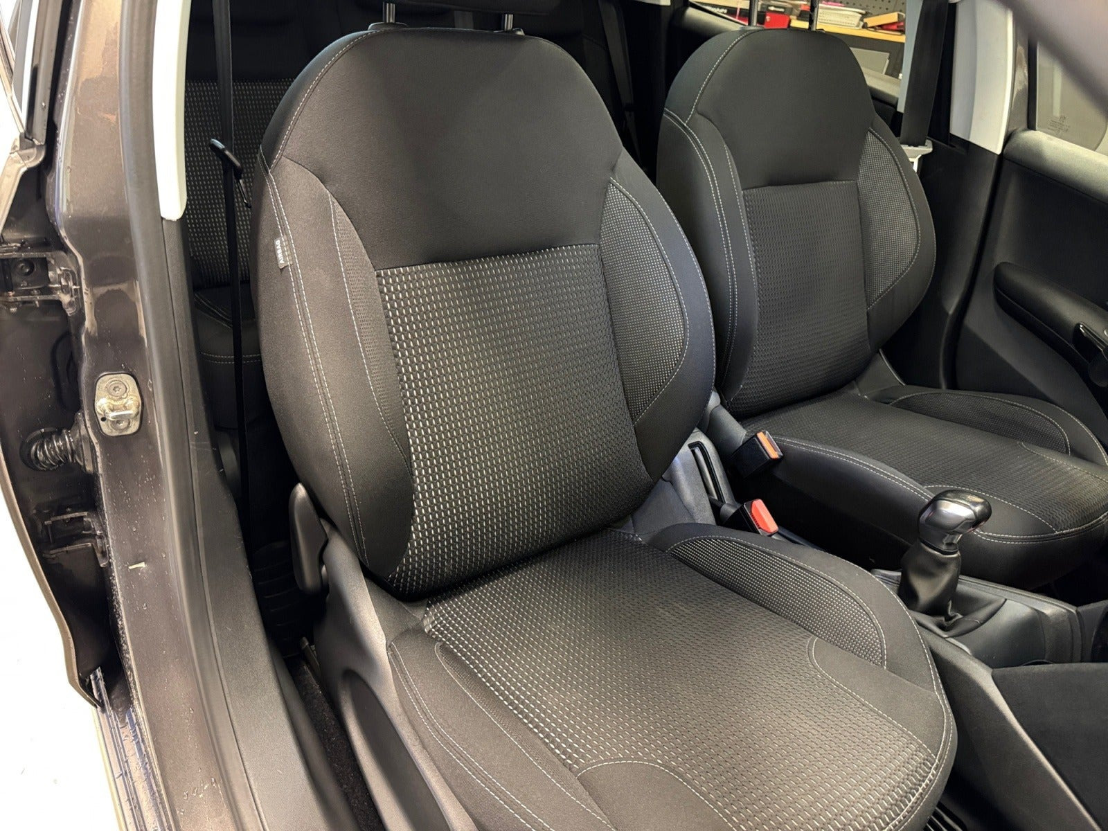 Grå Peugeot 208 fra 2019